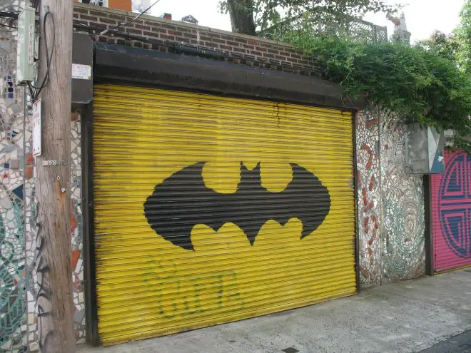 Garage con símbolo de Batman pintado